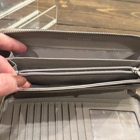 Michael Kors Jet Set Continental Saffiano Leather Wallet/Phone Holder (EUC) - Picture 12 of 14